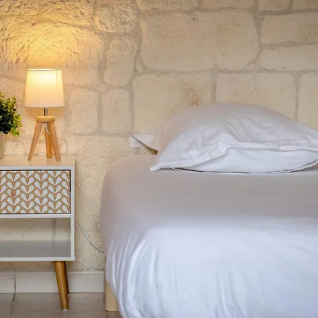 Agapanthes Jolie Maison De à Avec Extérieur Terrasse